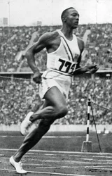 Jesse Owens aan het einde van de 100m op de Olympische Spelen van Berlijn, 1936