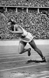 Jesse Owens aan de start van de 200 meter bij de Olympische Spelen in Berlijn, 1936