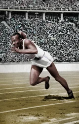 Jesse Owens aan de start van de 200 meter op de Olympische Spelen van Berlijn, 1936