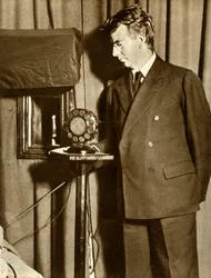 John Logie Baird kijkt naar het eerste toneelstuk dat op televisie wordt uitgezonden, 14 juli 1930, 1935