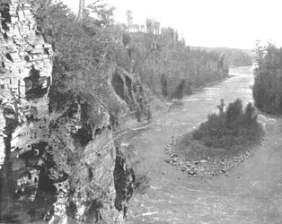 Kaministiquia Rivier, onder Kakabeka Falls, Canada