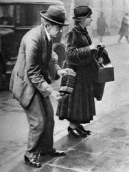 Straatmuzikant met concertina, Holborn, Londen, 1926-1927