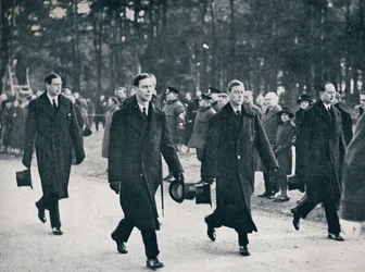 Koning Edward VIII en zijn drie broers volgen de affuit, 1936