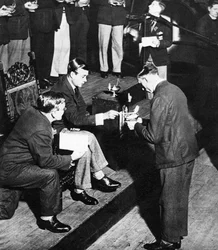 Koning Edward VIII als beschermheer van TOC H die lampen van herinnering aansteekt, Westminster, 1936