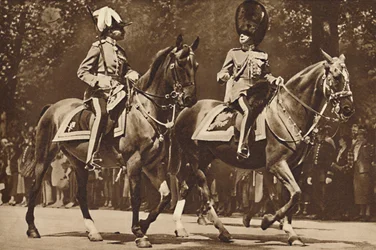 Koning Edward aan het hoofd van de Brigade van Wachten, draait zich onverstoorbaar om om te informeren naar revolver