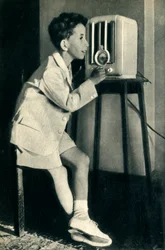 Koning Faisal van Irak luistert naar een uitzending voorbereid voor zijn verjaardag door de BBC, 1942