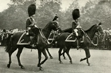 Koning George rijdt met wijlen koning George V en de Prins van Wales, 1928, 1937