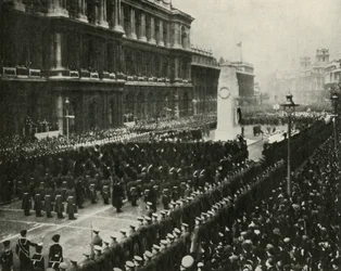 Koning George VI bij de Wapenstilstandsdag ceremonie bij het Cenotaaf, Whitehall, 11 november 1936