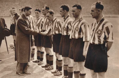 Koning George VI en Koningin Elizabeth wonen de finale van de Association Football bij, 1937