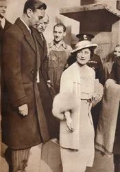 Koning George VI en koningin Elizabeth verlaten een repetitie voor hun kroning, 1937