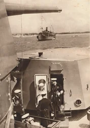 Koning George VI in de geschuttoren van H.M.S Southampton, 1937