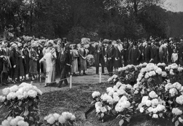 Koning George V en koningin Mary bezoeken de jaarlijkse lentebloemenshow in Chelsea, Londen