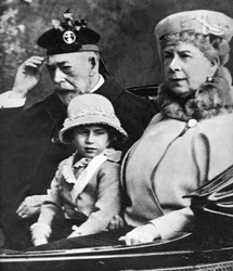 Koning George V en koningin Mary met prinses Margaret op weg naar de kerk, Balmoral, ca. jaren 1930