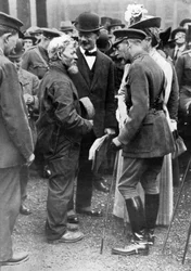 Koning George V en Koningin Mary met een scheepsbouwer, Birkenhead, Eerste Wereldoorlog, 1914-1918, ca. 1920