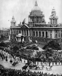 Koning George V rijdt om het eerste Ulster-parlement in Belfast te openen, 1921, 1935