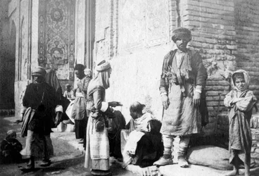 Koerdische kapper, buiten de Kazimain-moskee, Irak, 1917-1919