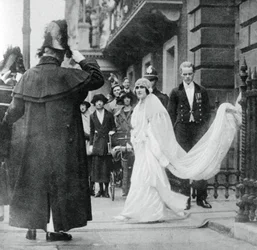 Lady Elizabeth Bowes-Lyon op weg naar haar huwelijk in Westminster Abbey, 26 april 1923, 1937