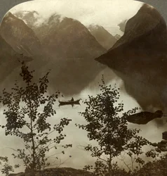 Meer Loen - gevoed door gletsjers aan zijn met wolken bedekte bergkusten - Noorwegen, c1905