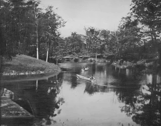 Klein meer in de tuinen van het Soldatenhuis, Milwaukee, ca. 1897