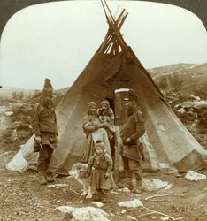 Lapse familie en sledehond - buiten hun zomerhuis - op een heuvel in Noorwegen, c1905