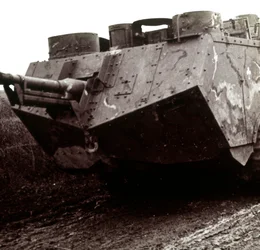 Grote tank in beweging, ca. 1914-1918