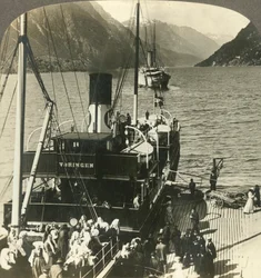 Vertrek uit Odde voor een excursie langs de schilderachtige bergommuurde Sorfjord, Noorwegen, ca. 1905