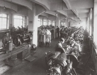 Lensverwerking in de fabriek van de Optical Mechanical Association in Petersburg, 1916