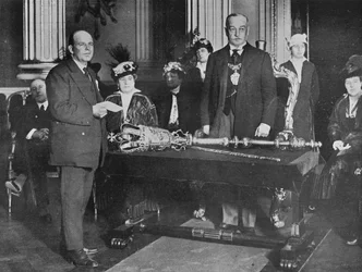 Luitenant Bell, R.N.R., kapitein van de Thordis, gepresenteerd door de Lord Mayor van Londen