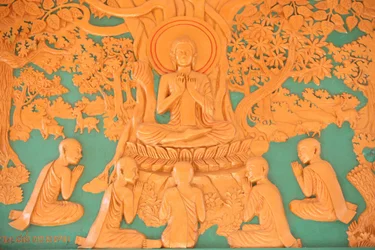Leven van Boeddha. Boeddha met zijn 5 discipelen in Benares Phnom Penh Cambodja
