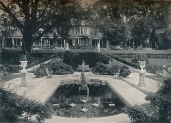 Lily Basin en West Front, The Hill, Hampstead Heath, ca. 1900