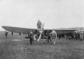 Louis Blériot op het punt om de eerste succesvolle vlucht over het Kanaal te maken