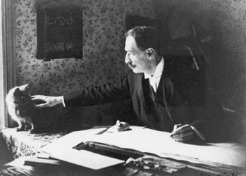 Louis Wain aan zijn tekentafel, 1890s