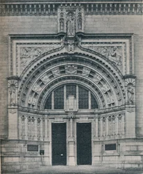 Hoofdingang, Victoria en Albert Museum, met beeldhouwwerk van Alfred Drury, ca. 1909
