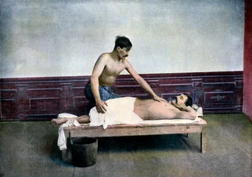 Man krijgt een massage in badhuis, ca. 1890