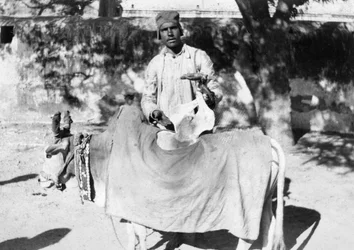 Man met een misvormde koe, India