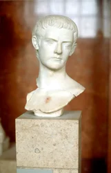 Marmeren buste van keizer Caligula