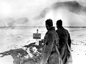 Massagraf van Russische soldaten, Stalingrad front, Rusland, januari 1943