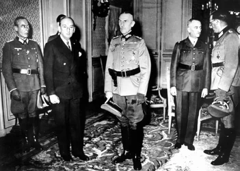 Ontmoeting tussen Duitse officieren en Franse Vichy-regeringsfunctionarissen, Frankrijk, 1940-1944