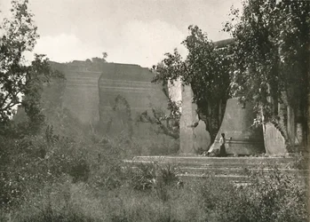Meingoon Pagoda en Grote Bel, 1900