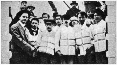 Leden van de bemanning van de Titanic in hun reddingsvesten