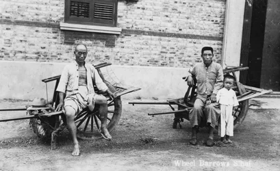 Mannen met kruiwagens, Vietnam, 20e eeuw