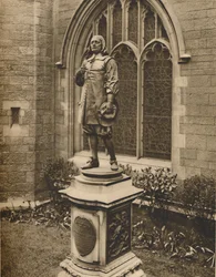Standbeeld van Milton buiten zijn eigen grafplaats in de stad, ca. 1935