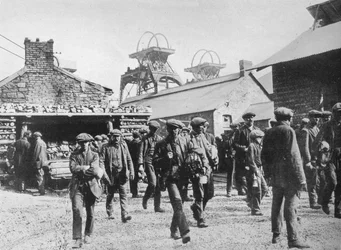 Mijnwerkers verlaten de mijn na het verstrijken van hun stakingsberichten, 1915