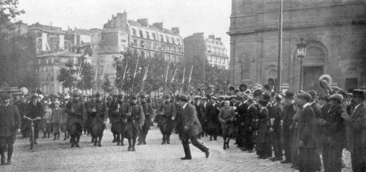 Gemobiliseerde Franse troepen marcheren in Parijs, Frankrijk, augustus 1914