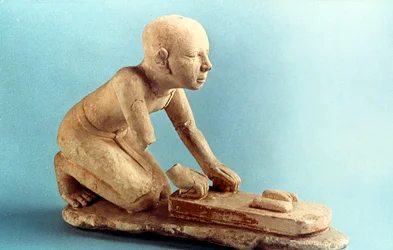 Model van een bakker die deeg kneedt en broden vormt, Oud-Egyptisch