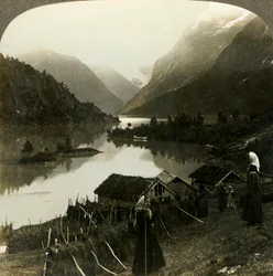 Met bergen omgeven Loenmeer - ongeëvenaard in schoonheid en grandeur - vanaf Seten boerderij, Noorwegen, ca. 1905