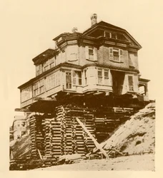 Een huis verplaatsen, ca. 1930