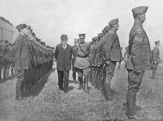 Mr. Asquith inspecteert het Royal Flying Corps, 1915