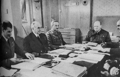 Mr Churchill op een conferentie aan boord van een schip, 1943-1944