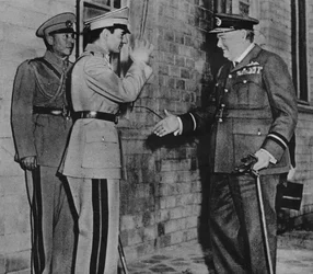 Mr. Churchill wordt begroet door de Sjah van Perzië, 1943